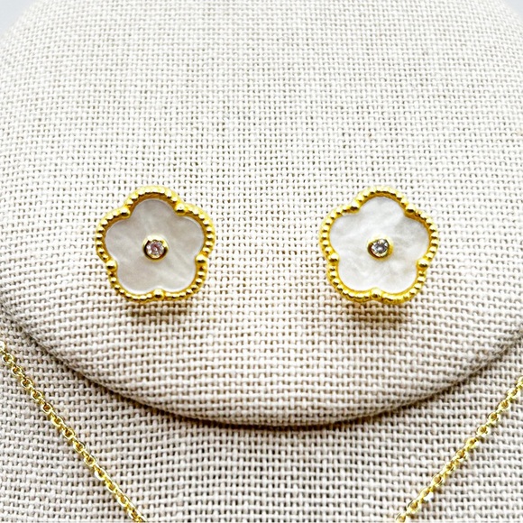 NWOT 18k GP stainless steel aqua colored clover set, necklace is adjus to 18” - Picture 10 of 16